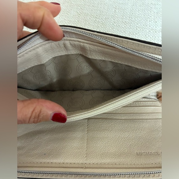 Michael Kors EUC Hamilton Traveler zip-around wallet cream/buff pebbled leather - Picture 11 of 15